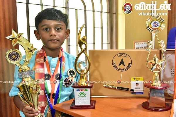 பதக்கங்களுடன் சிறுவன்