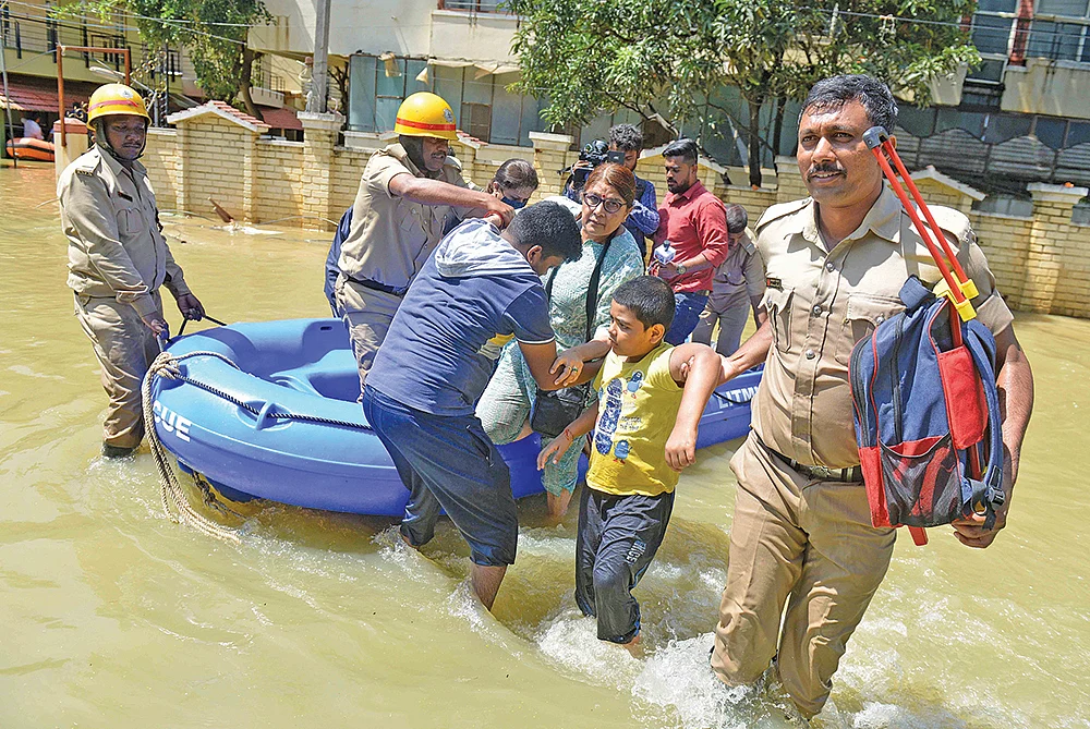 த(க)ண்ணீரில் மிதக்கும் பெங்களூரு... சிக்கலில் பொம்மை அரசு!