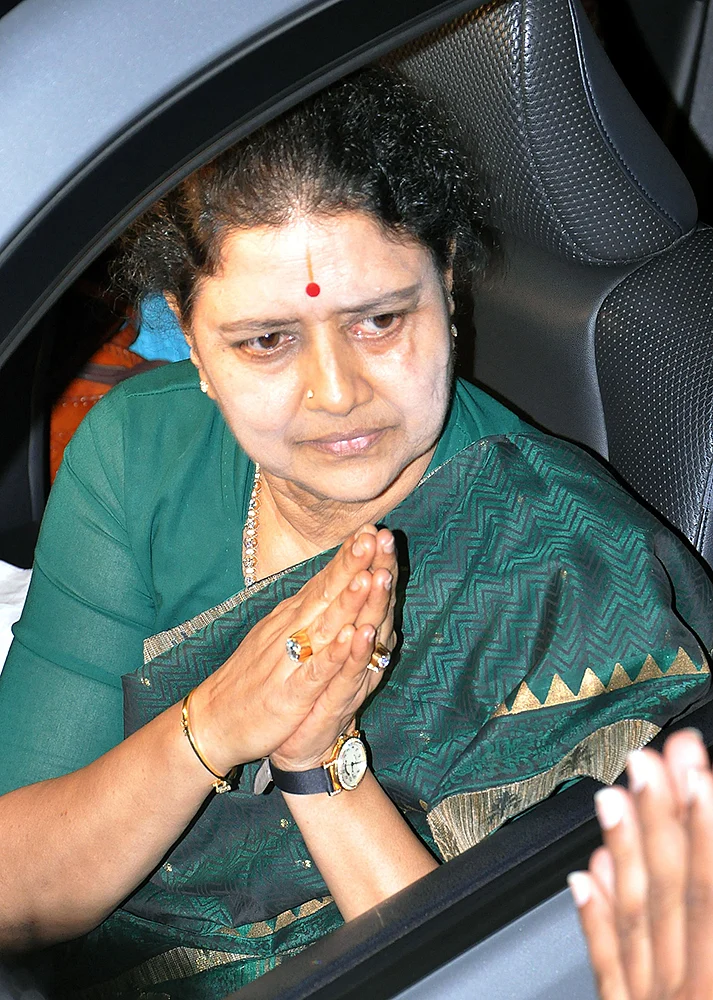 மிஸ்டர் கழுகு: ‘அந்த சாமிதான் காப்பாத்தணும்...’ - கைவிட்ட நீதிமன்றம்... கலக்கத்தில் ஓ.பி.எஸ்!