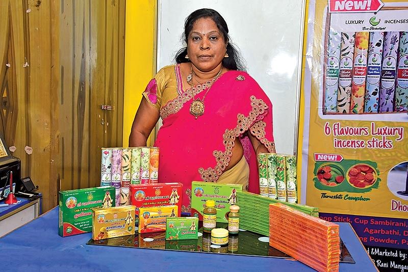 மூலிகை பூஜை பொருள்கள் தயாரிப்பு... உலக நாடுகளை மணக்கச் செய்யும் மீனாட்சி