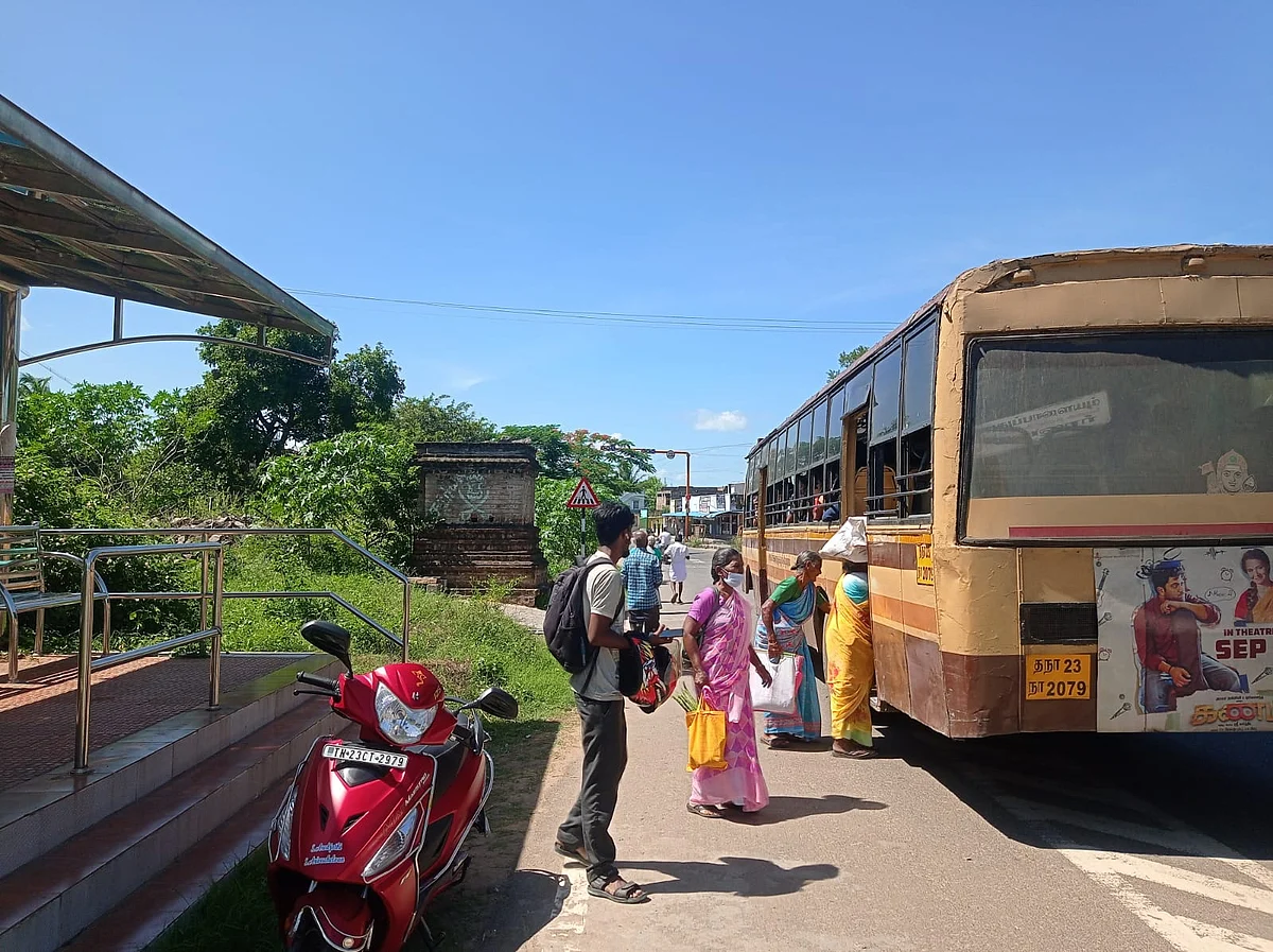 வேலூர்: நிழற்குடை கட்டி முடித்தும் பயனில்லை... சுட்டிக்காட்டிய விகடன்; நடவடிக்கை எடுத்த அதிகாரிகள்