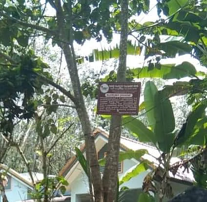 அபிராமி வீட்டுமுன் வங்கியால் மாட்டப்பட்ட ஜப்தி போர்டு