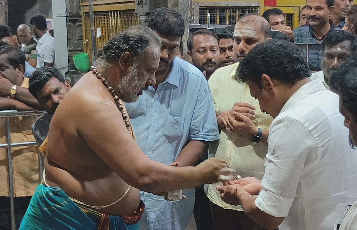 சாமி தரிசனம் செய்த அன்பில் மகேஸ் பொய்யாமொழிக்கு பிரசாதம் வழங்கப்பட்டது