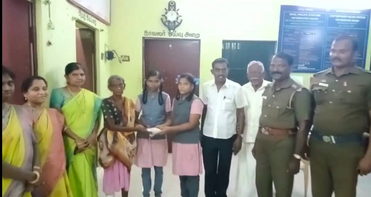 பஸ்சில் கண்டெடுத்த 2.5 பவுன் நகை... போலீசில் ஒப்படைத்த பள்ளி மாணவிகள்... குவியும் பாராட்டு!