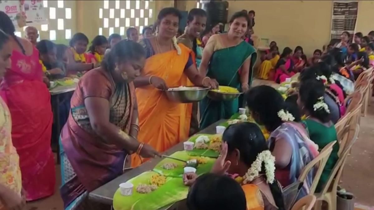நிகழ்ச்சியில் உணவு பரிமாறுதல்