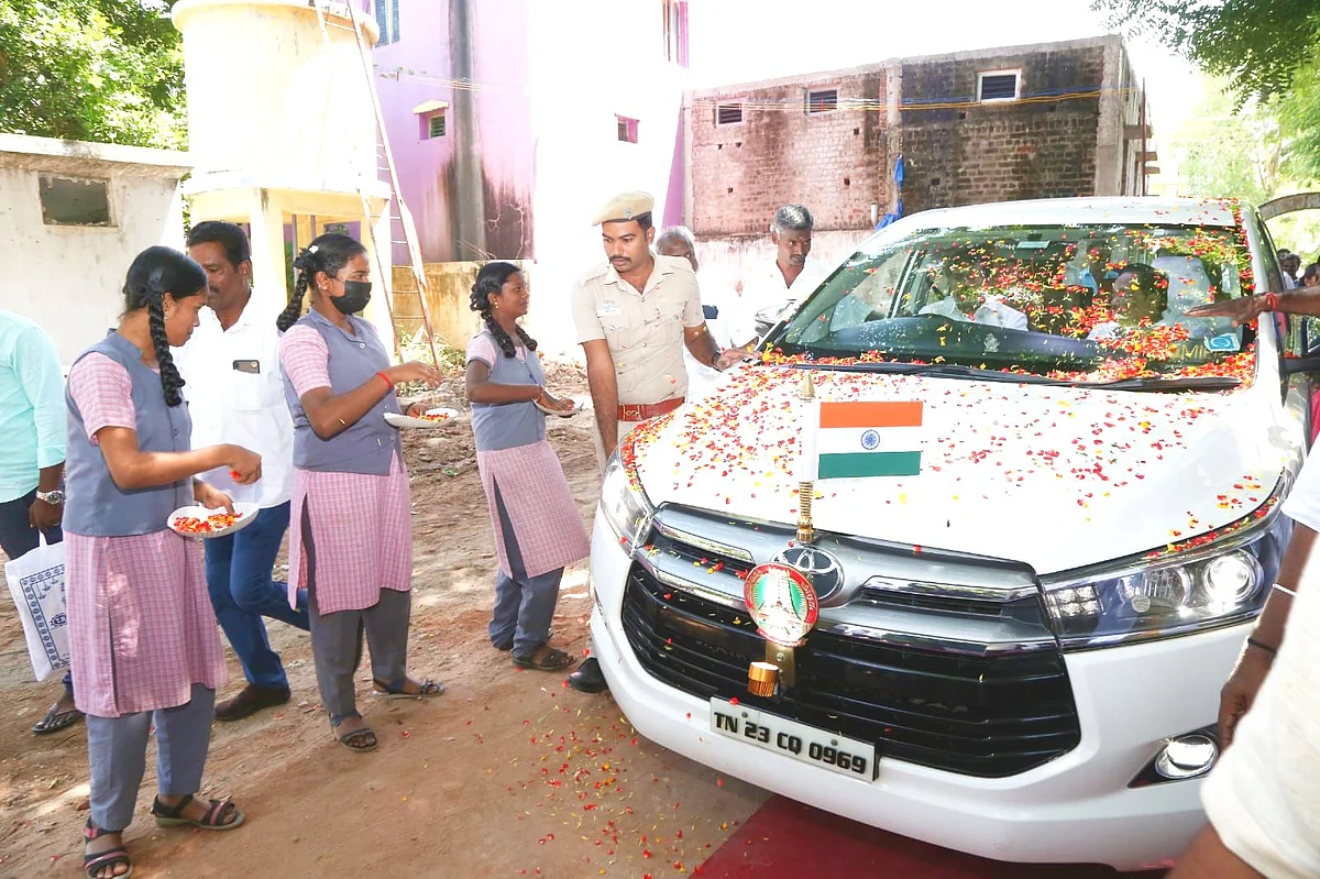 துரைமுருகன் காருக்கு மலர்த்தூவும் பள்ளி மாணவிகள்
