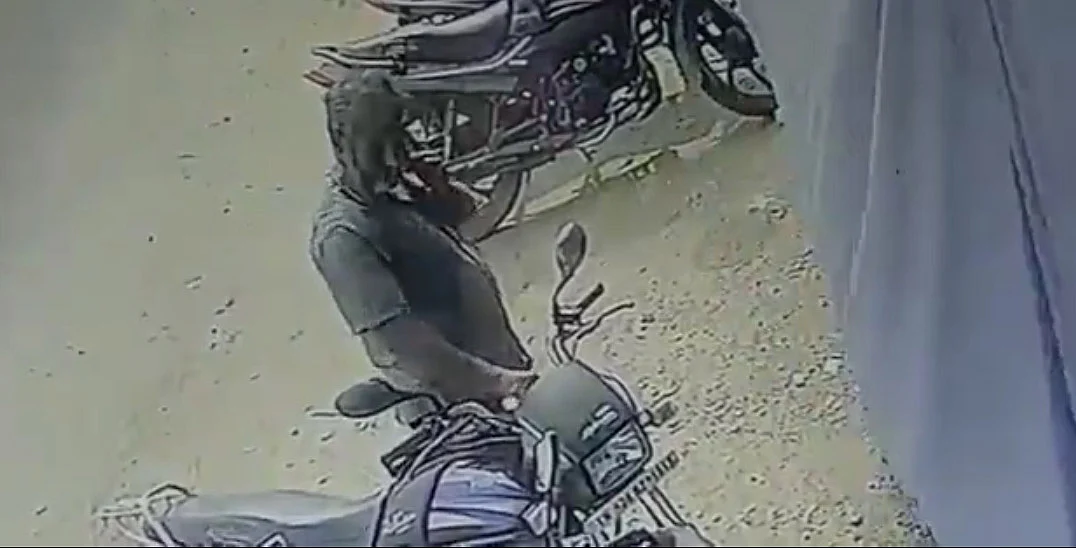 புதிய வாகனத்தை எடுக்கும் மர்ம நபர்