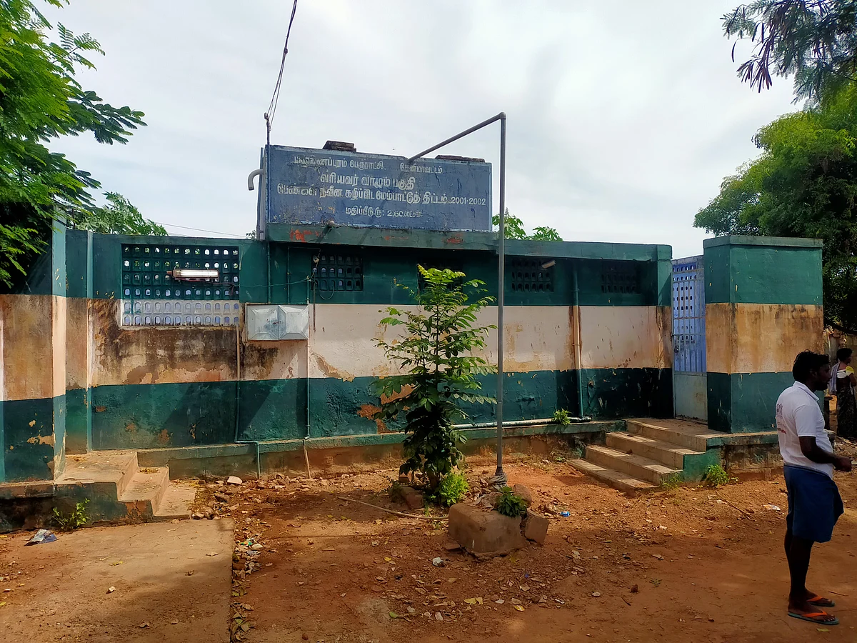 தேனி: செப்டிக் டேங்க்கில் விழுந்து 2 சிறுமிகள் பலி; கொதிப்பில் சாலைமறியலில் இறங்கிய மக்கள்!