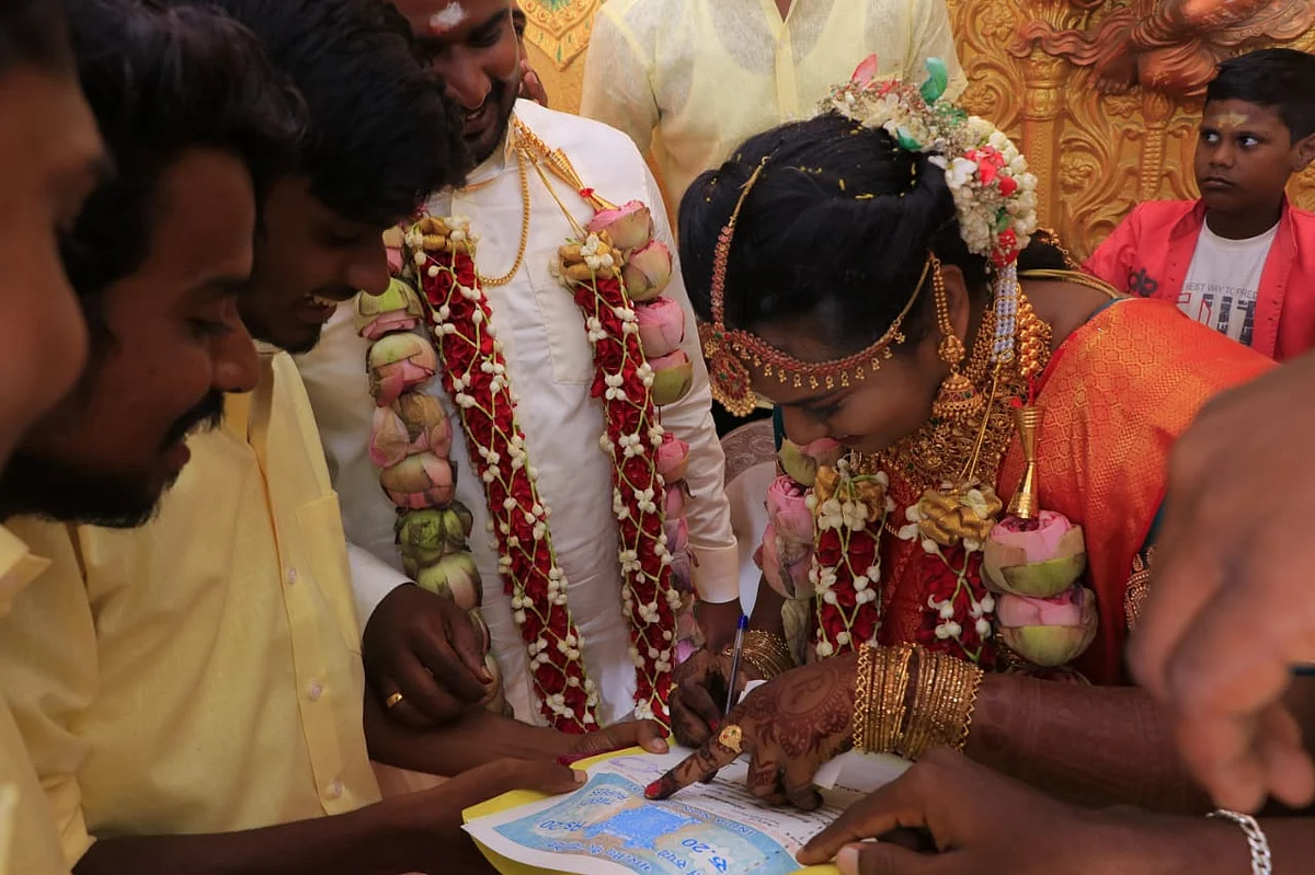 பத்திரத்தில் கையெழுத்து