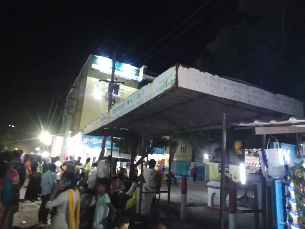 அடிப்படை வசதிகள்கூட இல்லை... இருளில் மூழ்கியிருக்கும் கோவளம் பேருந்து நிறுத்தம் - விடிவு எப்போது?!