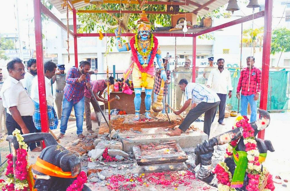 இடிக்கப்படும் கருப்பசாமி கோயில்