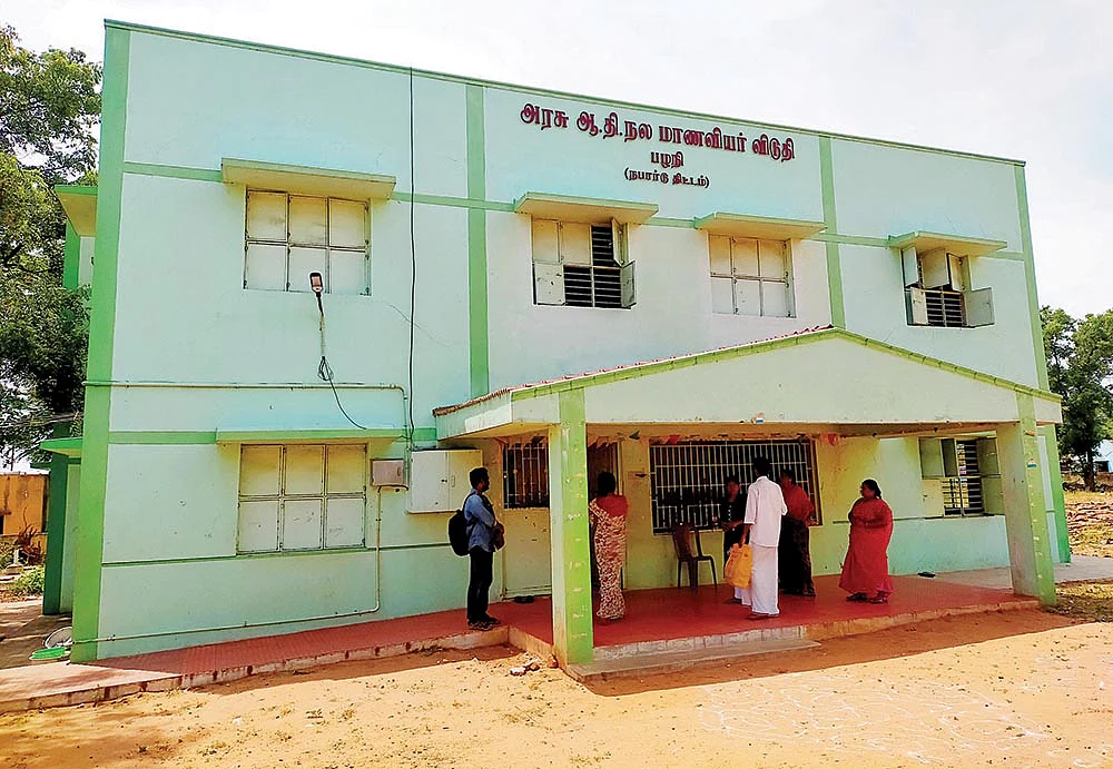 ஒழுங்கீனம்... பாலியல் அத்துமீறல்... பாதுகாப்பின்மை... அரசுப் பள்ளி மாணவிகள் விடுதி அவலம்!