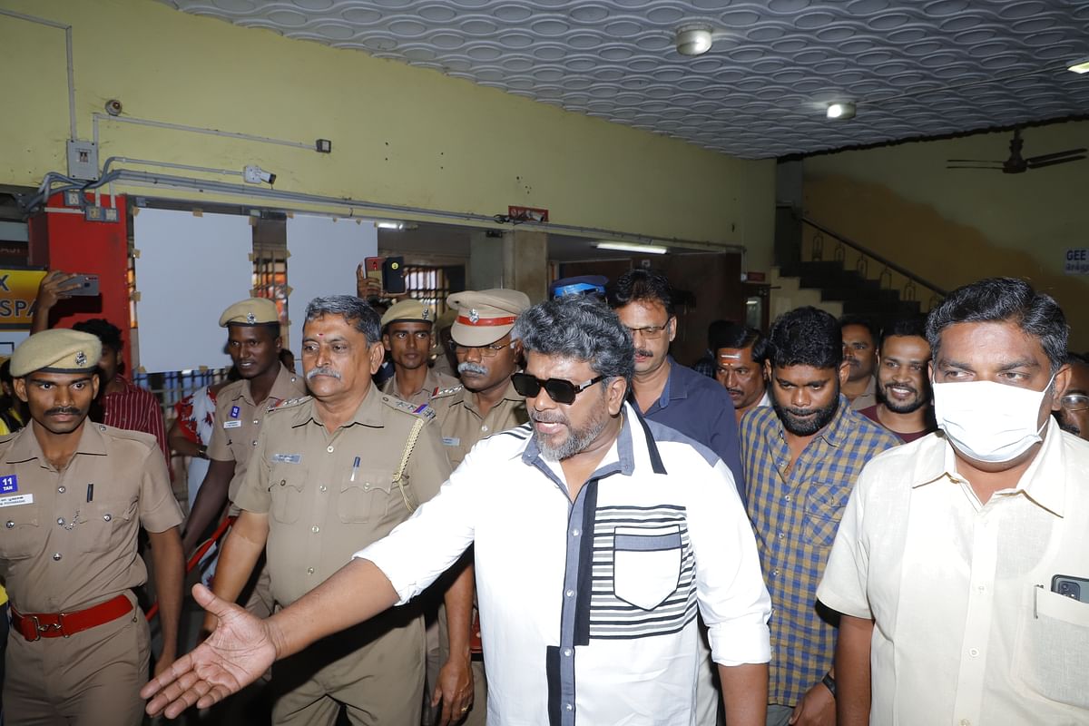பொன்னியின் செல்வன் படத்தை காண வந்த பார்த்திபன்