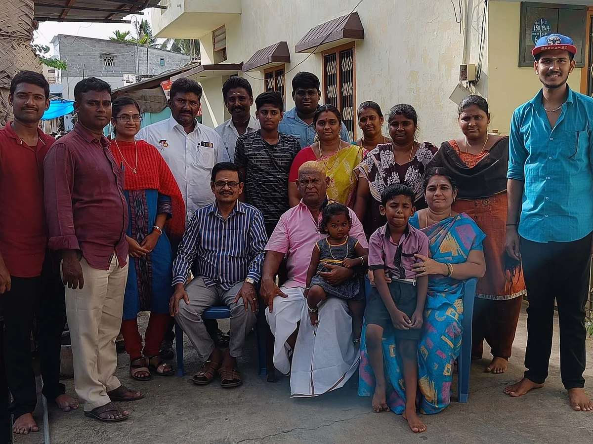 `என்னோட சின்ன வயசு ஆசை நிறைவேறிடுச்சு!' - 72 வயது தாத்தாவுக்கு காதணி விழா நடத்திய பேரன், பேத்திகள்