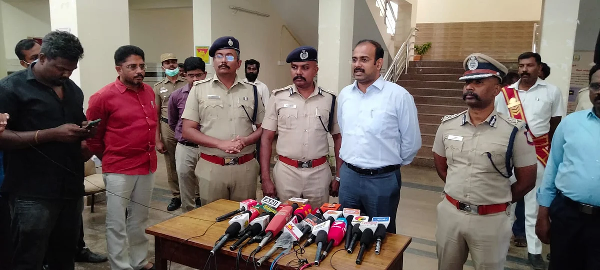 அதிகாரிகள் செய்தியாளர் சந்திப்பு