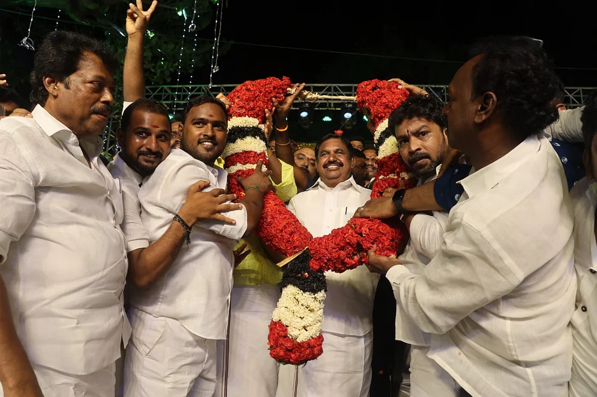 எடப்பாடிக்கு மாலை அணிவித்த நிர்வாகிகள்