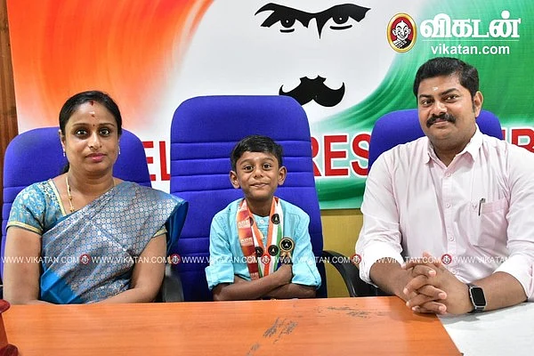 பெற்றோருடன் சிறுவன்