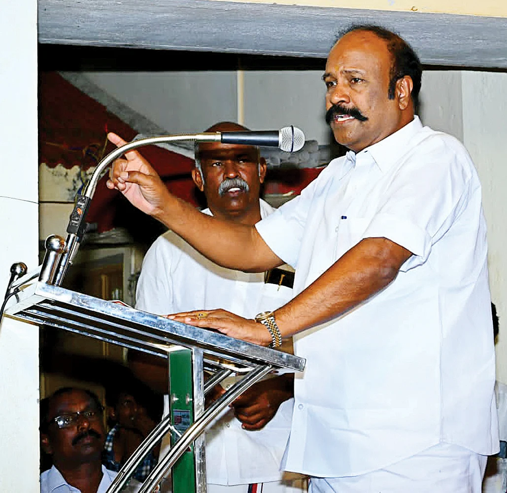 அடாவடி அமைச்சர்கள்... அதிகாரத் திமிர்... அடக்குவாரா முதல்வர்?
