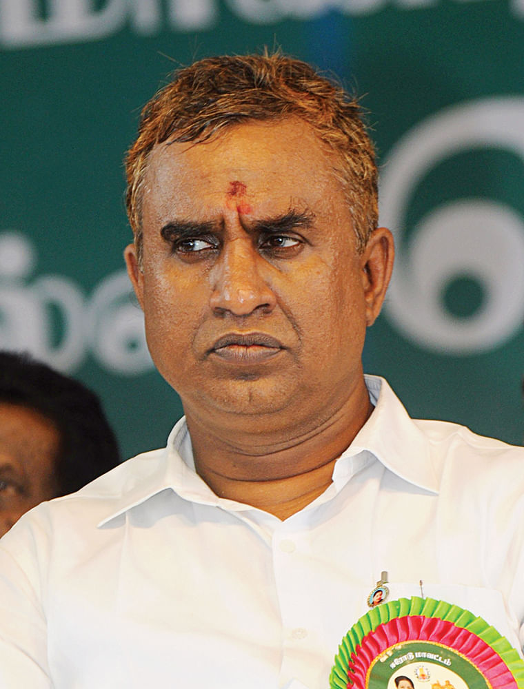 மிஸ்டர் கழுகு: தடதடத்த ரெய்டுகள்... ஸ்கெட்ச் யாருக்கு?