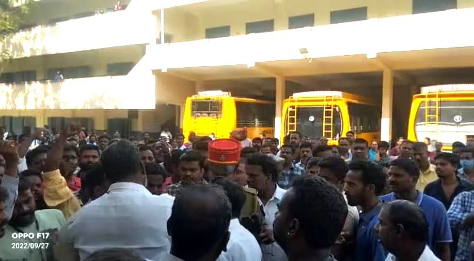 பா.ஜ.க-வினரை வெளியேற்றும் மாணவிகளின் பெற்றோர்கள்