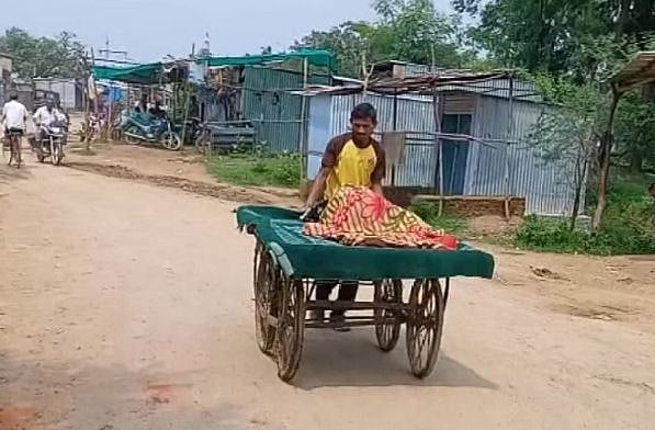 `2 மணி நேரமா ஆம்புலன்ஸ் வரல'... நிறைமாத கர்ப்பிணி மனைவியை தள்ளுவண்டியில் அழைத்து சென்ற அவலம்