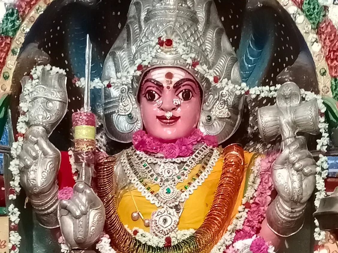 நவராத்திரி தரிசனம்: புற்றிலிருந்து தோன்றி உயிர்களைக் காத்துவரும் புத்து மாரியம்மன் அதிசயங்கள்!
