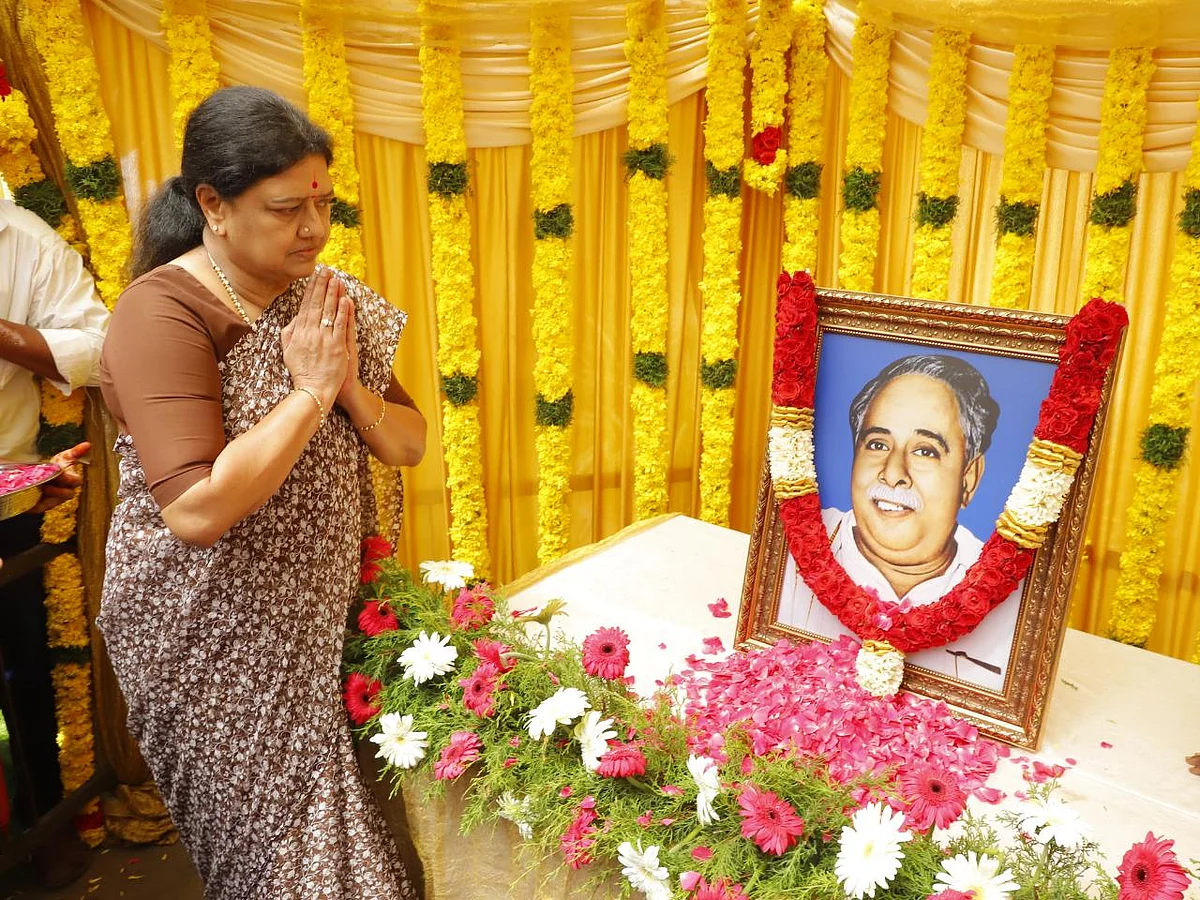 ``ஓபிஎஸ்-ஸும் நாங்களும் ஒன்றாகத்தான் இருக்கிறோம்!" - அண்ணா பிறந்தநாள் விழாவில் சசிகலா
