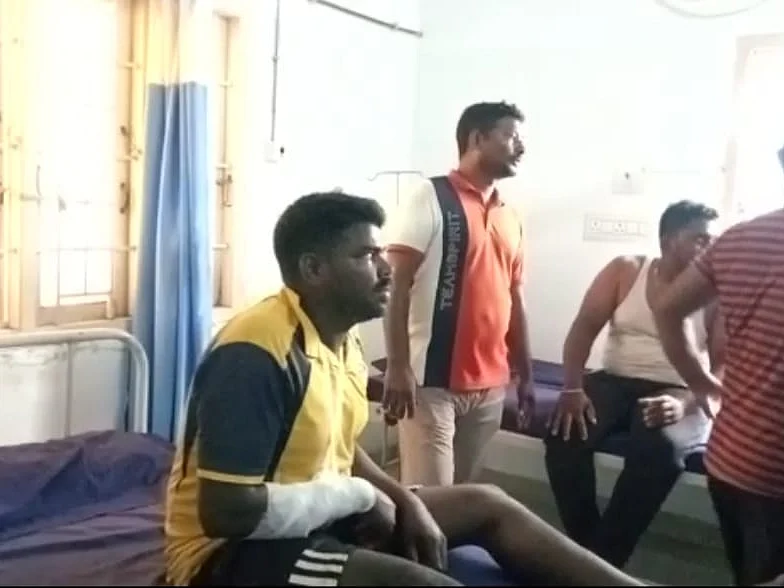 காரைக்கால்: நடுக்கடலில் தொடரும் இலங்கை கடற்படையின் தாக்குதல்! - ஒருவர் கவலைக்கிடம்