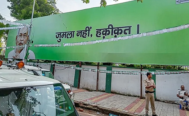 மோடியுடன் நிதிஷ் குமாரை ஒப்பிட்டு பேனர்