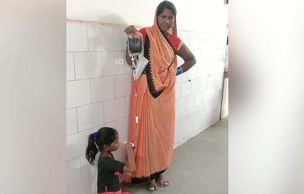 தரையில் அமர வைத்து சிறுமிக்கு ரத்தம் ஏற்றிய மருத்துவமனை- வைரலான புகைப்படம்... யார் செய்த தவறு?