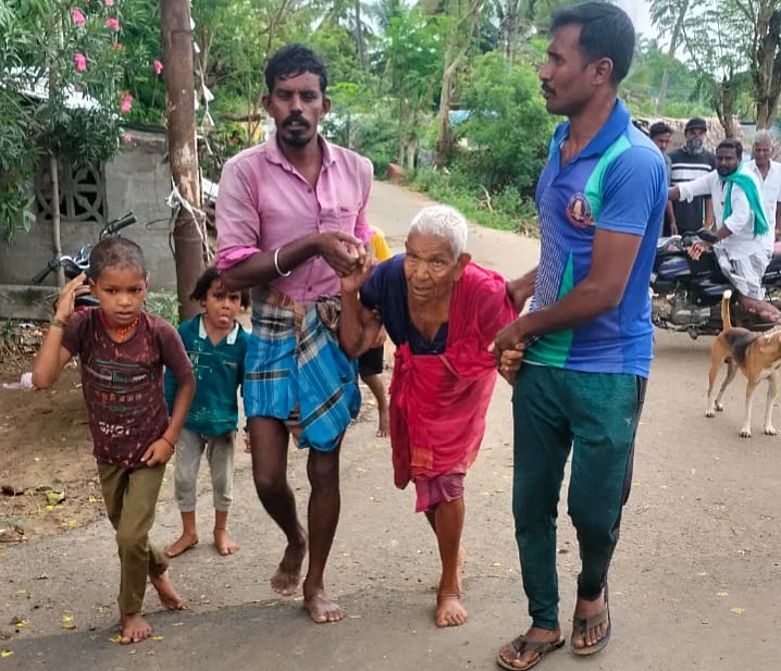 மூதாட்டியைக் காப்பாற்றிய காவலர்