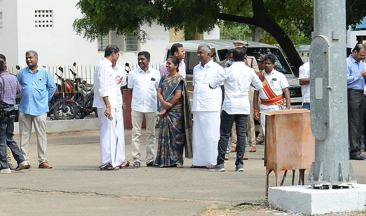 கணவருடன் மேயர் கல்பனா