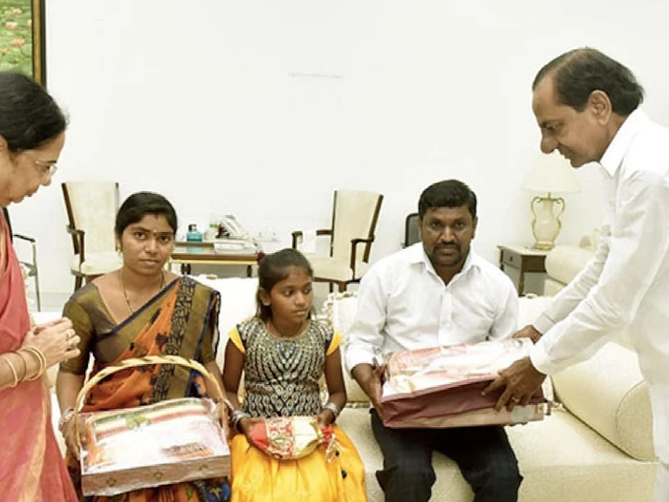 தெலங்கானா: `முதல்வர்தான் பெயர் வைக்கவேண்டும்'- 9 ஆண்டுகளாகக் குழந்தைக்குப் பெயர் வைக்காத தம்பதி!