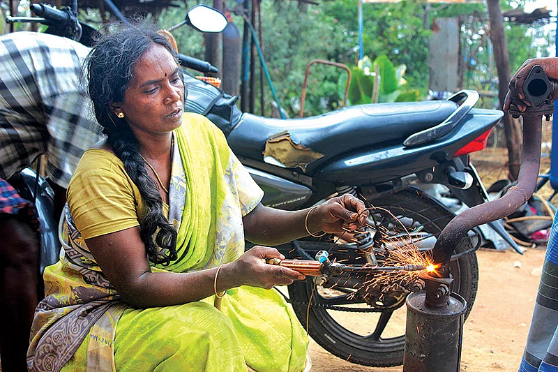 “14 வீல் லாரி வரை பஞ்சர் ஒட்டுவேன்!” - அசாதாரண பெண் கண்மணி