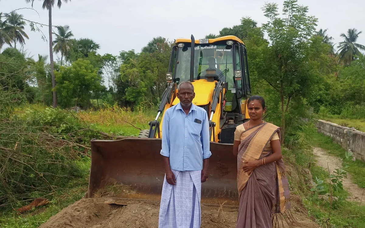 சாலை அமைக்கும்போது புஷ்பா