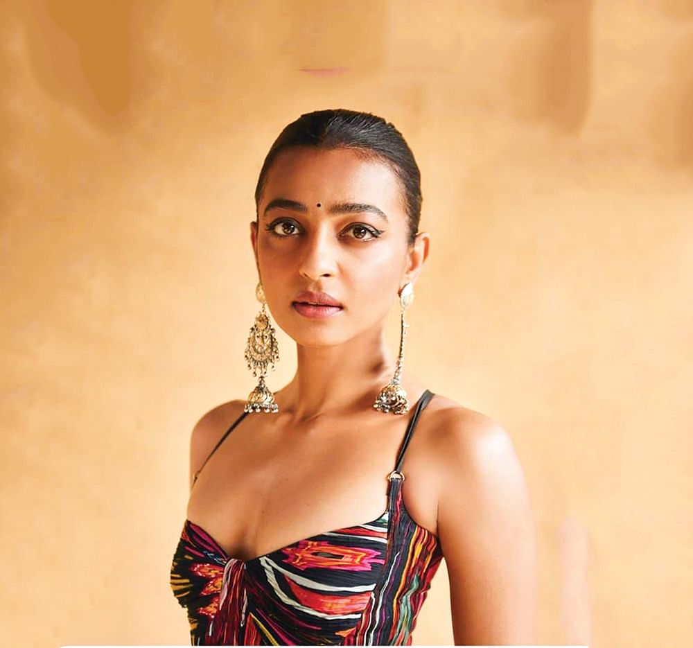 Radhika: கண்ணால் ஒரு சேதி!