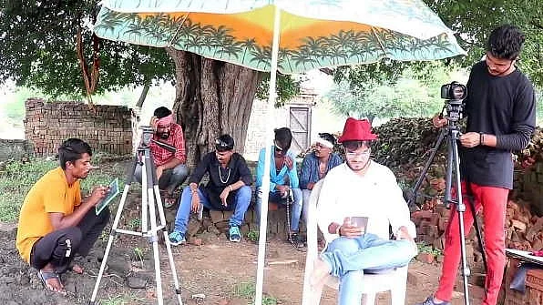 யூடியூப் பணியில்