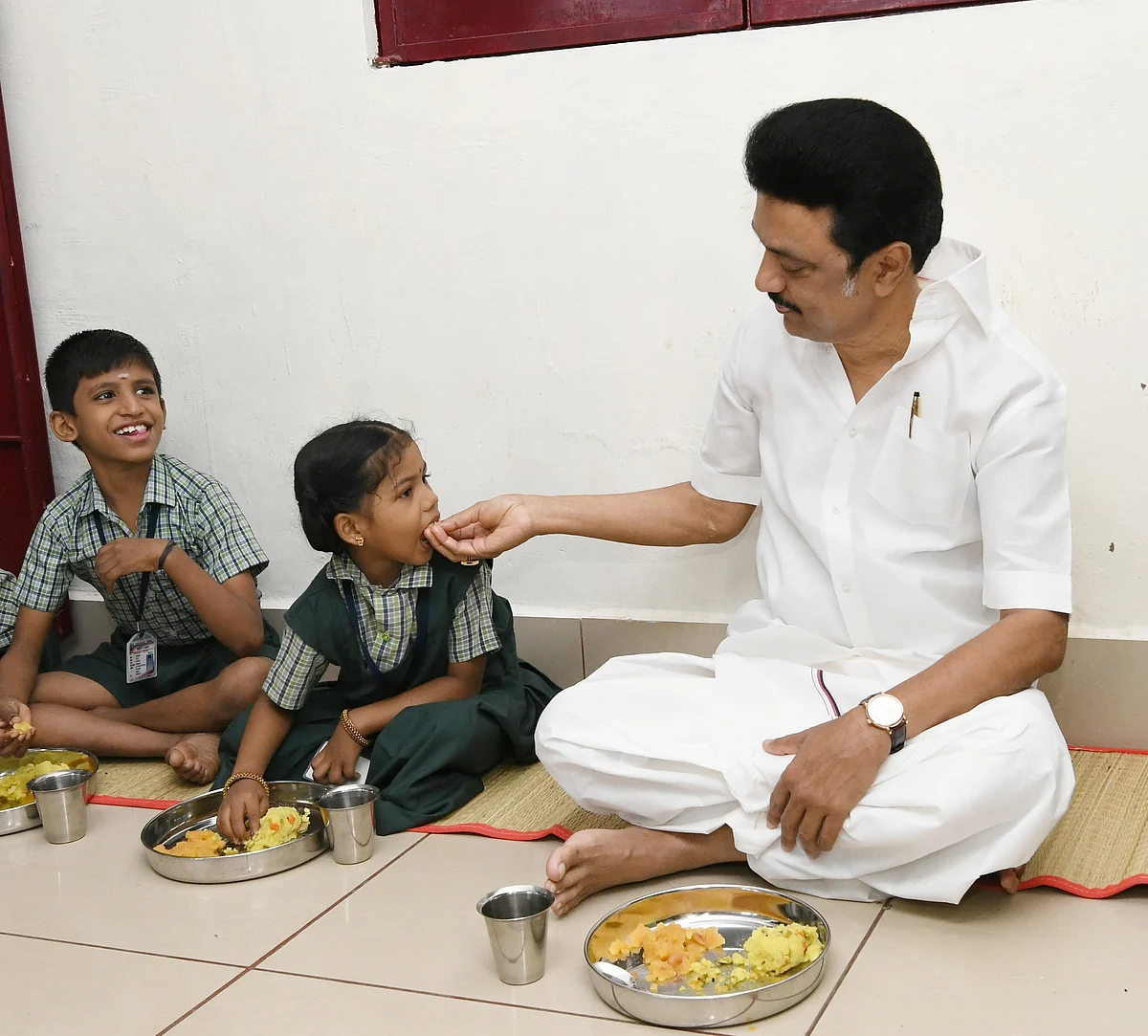 மாணவர்களுடன் உணவருந்திய முதல்வர்