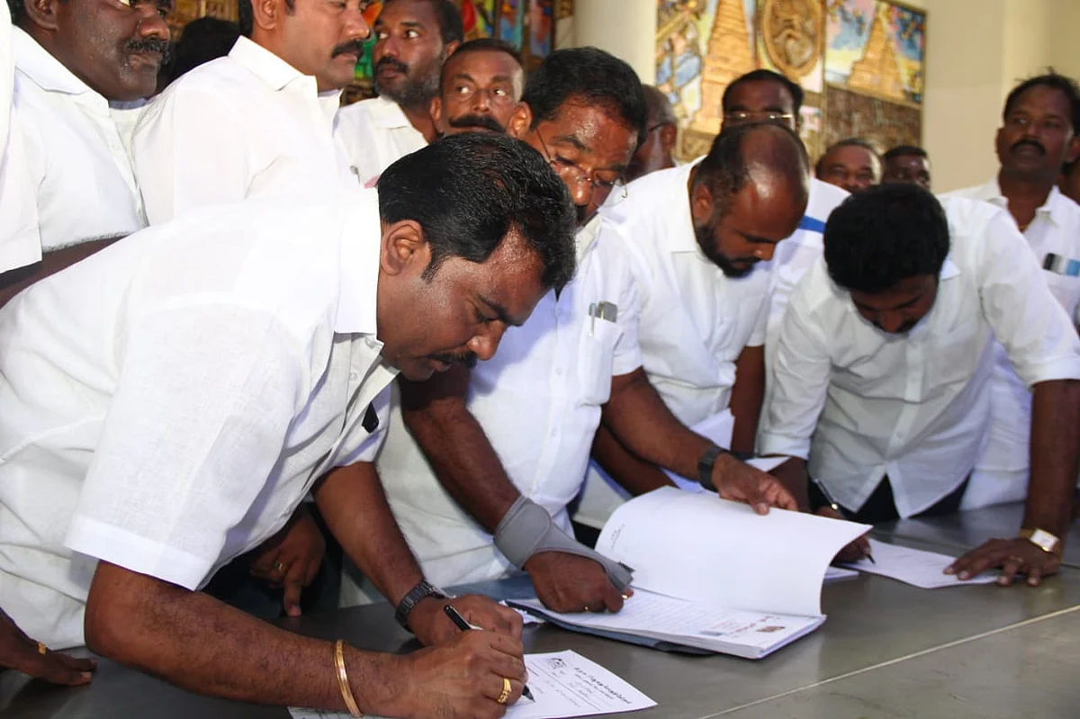 விண்ணப்பத்தைப் பூர்த்திசெய்யும் நிர்வாகிகள்