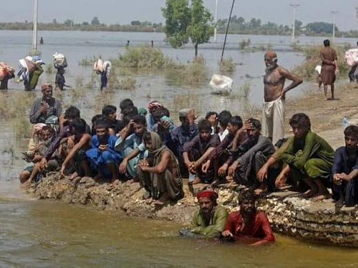 வெள்ளக்காடான பாகிஸ்தான்; முஸ்லிம் மக்களுக்கு கோயிலில் அடைக்கலம் கொடுத்த இந்துக்கள்!