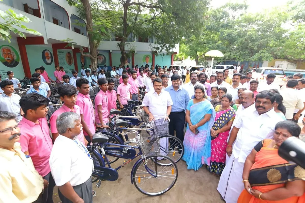 இலவச மிதிவண்டி வழங்கும் செந்தில் பாலாஜி