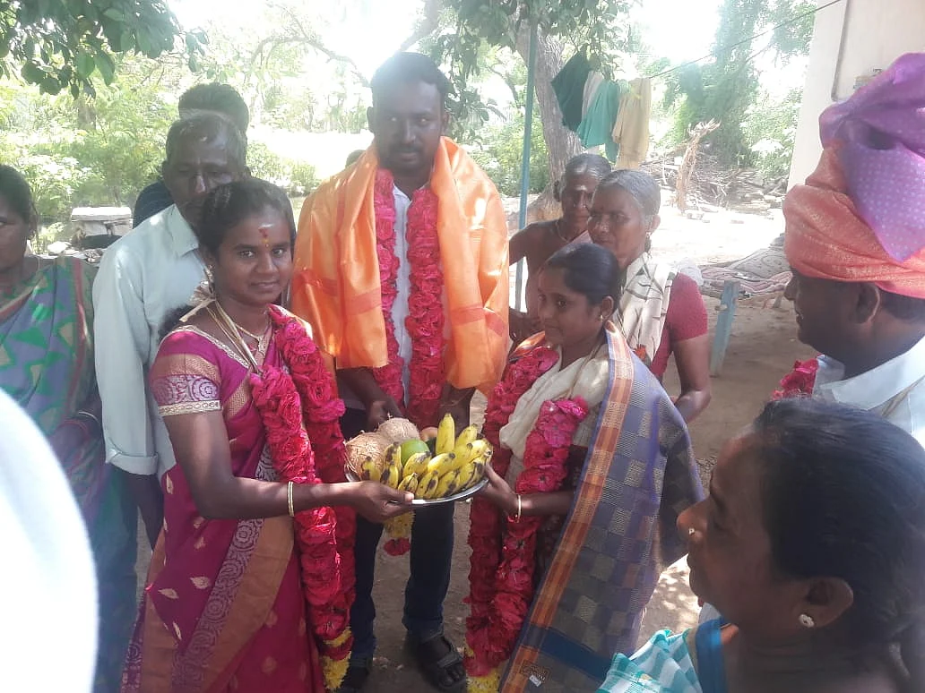 புஷ்பாவுக்கு மரியாதை செய்யும் மக்கள்
