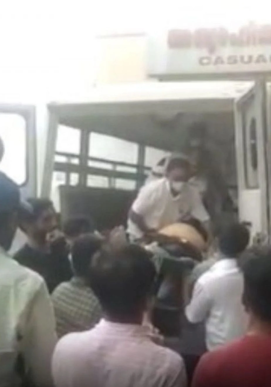 ஆம்புலன்ஸ் கதவு உடைக்கப்பட்டு மீட்கப்பட்ட நோயாளி