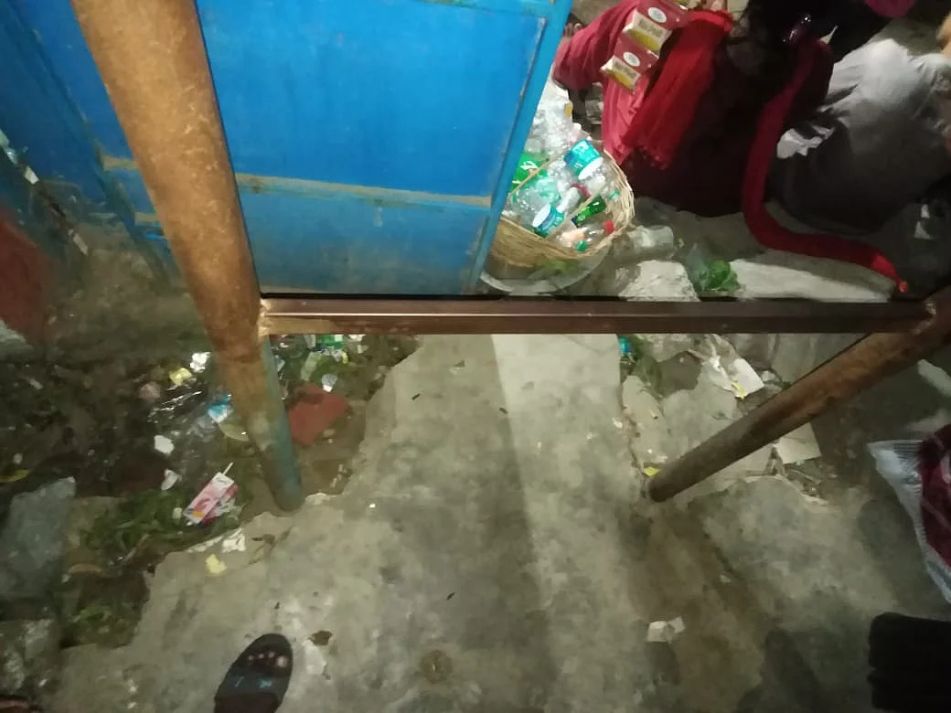 அடிப்படை வசதிகள்கூட இல்லை... இருளில் மூழ்கியிருக்கும் கோவளம் பேருந்து நிறுத்தம் - விடிவு எப்போது?!