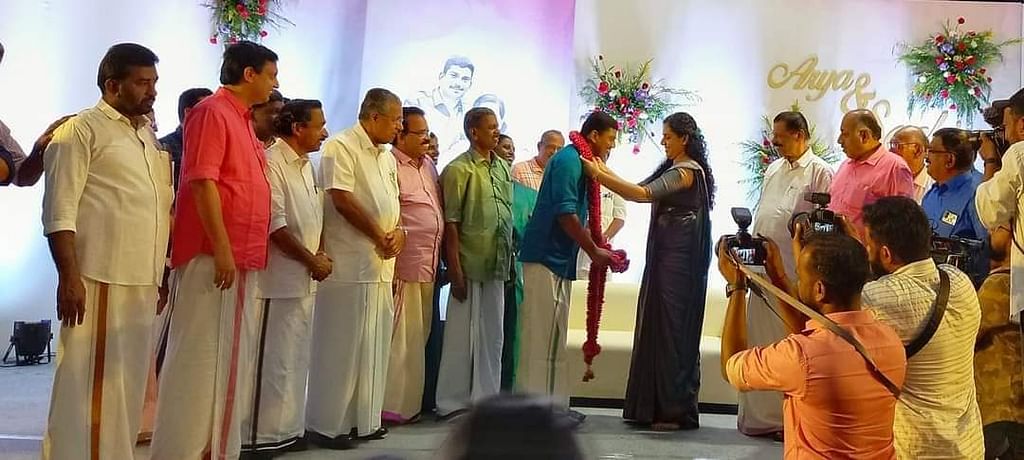மாலை மற்றிக்கொண்ட ஆர்யா - சச்சின்