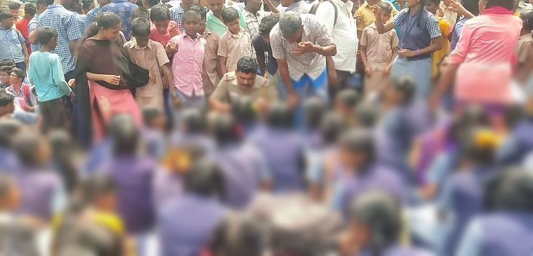 போராட்டம் செய்த மாணவ, மாணவிகள்