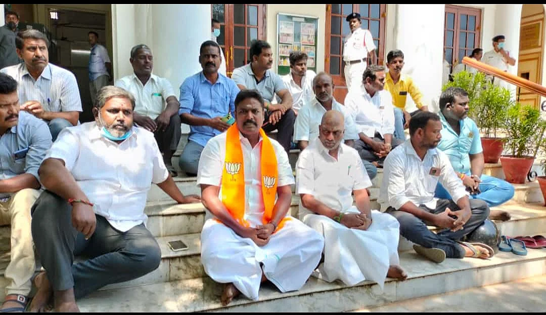 உண்ணாவிரதத்தில் பா.ஜ.க எம்.எல்.ஏ கல்யாணசுந்தரம் மற்றும் எம்.எல்.ஏ அங்காளன்
