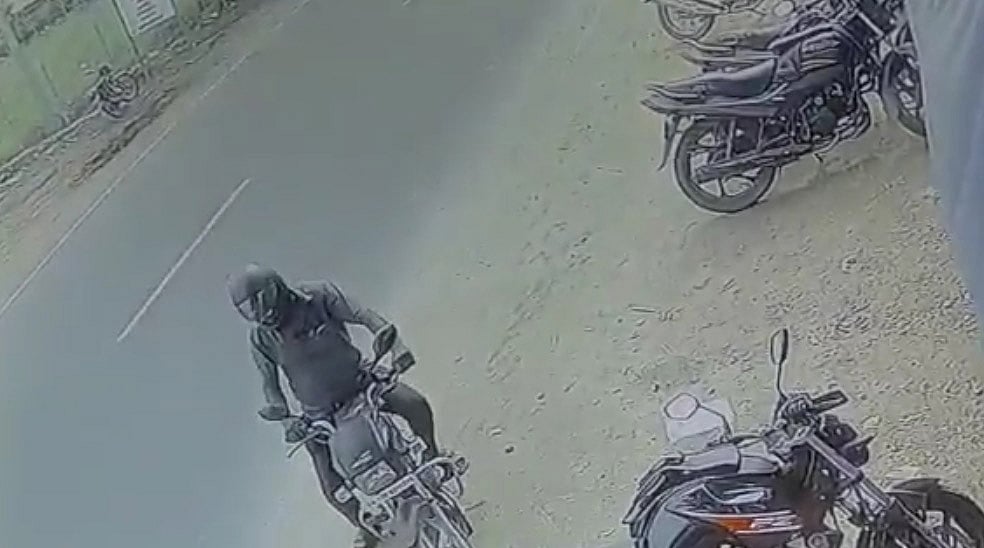 `பழசு வேண்டாம்... புதுசுதான் வேணும்!'- தான் ஓட்டிவந்த பைக்கை நிறுத்திவிட்டு புது பைக்கை திருடிய நபர்