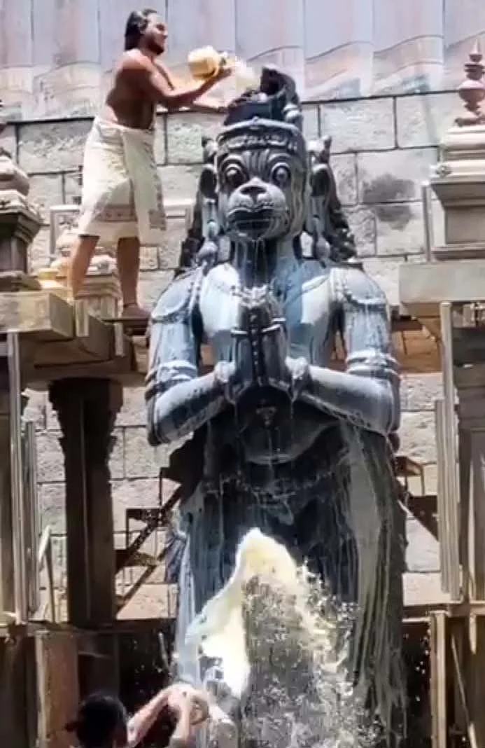 ஆஞ்நேயருக்கு பாலாபிஷேகம்