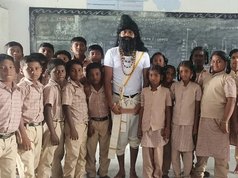 `மாணவர்களின் மனம் கவர்ந்த மாடர்ன் திருவள்ளுவர்' - அரசுப்பள்ளித் தமிழாசிரியரின் புதிய முயற்சி
